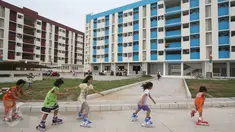 Anak-anak bermain di sekitar Rusun Rawa Bebek, Jakarta Timur, Kamis (6/10). Hari ini, sebanyak 27 keluarga dari 4 RW di Bukit Duri, Jaksel, mengikuti pengundian dan mengambil kunci untuk menempati Rusun Rawa Bebek. (Liputan6.com/Immanuel Antonius)