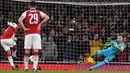 Striker Arsenal Alexandre Lacazette membobol gawang CSKA Moscow dari titik pinalti saat pertandingan Liga Eropa di stadion Emirates, London (5/4). Ramsey dan Lacazette masing-masing menyumbangkan dua gol untuk Arsenal. (AFP Photo / Ben Stansall)