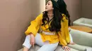 Penampilan bold Sherina Munaf degnan atasan berwarna kuning terang. Ia padukan dengan celana panjang putih, heels, dan belt putih yang serasi. [Foto: Instagram/sherinamunaf]