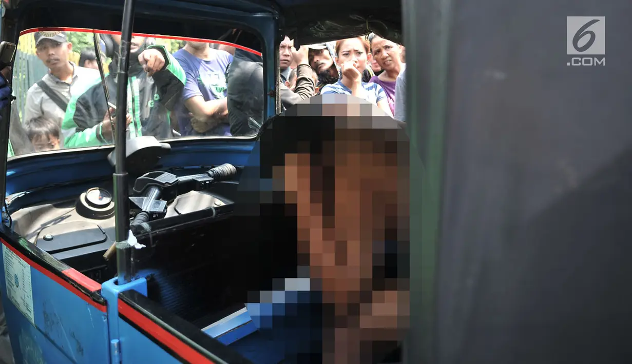 Penampakan sopir bajaj yang ditemukan tewas di kawasan Utan Kayu, Jakarta, Rabu (2/5). Pihak kepolisian masih memeriksa penyebab tewasnya sopir bajaj berpelat nomor B 2986 FN tersebut. (Merdeka.com/Iqbal Nugroho)