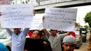Para pengunjuk rasa membawa aneka tulisan yang berisi dukungan kepada Kapolri Jenderal Pol Badrodin Haiti dan Wakapolri Komjen Pol Budi Gunawan, Jakarta, Kamis (23/4/2015). (Liputan6.com/Yoopy Renato)