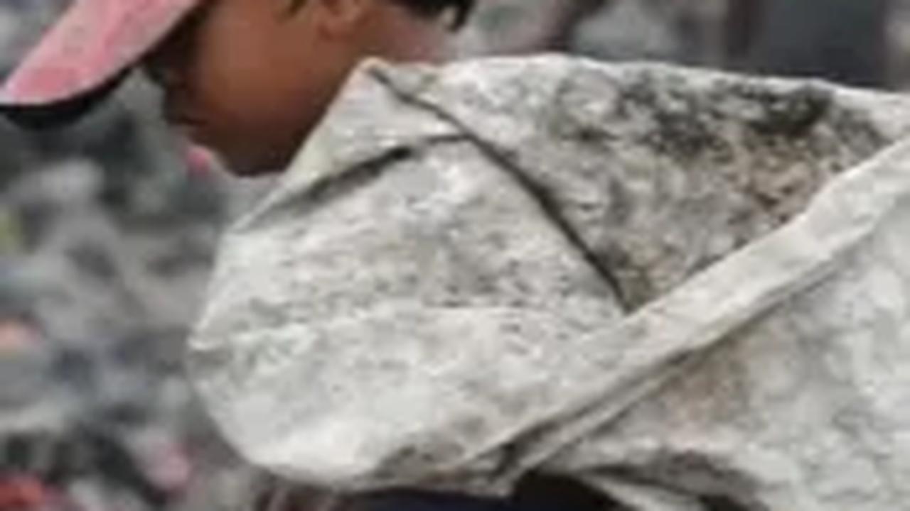 Siapa sangka, Aziz merupakan anak yatim. Dijelaskan, bocah kelas 3 Sekolah Dasar ini telah ditinggal oleh sang ayah sejak usia 2 tahun.