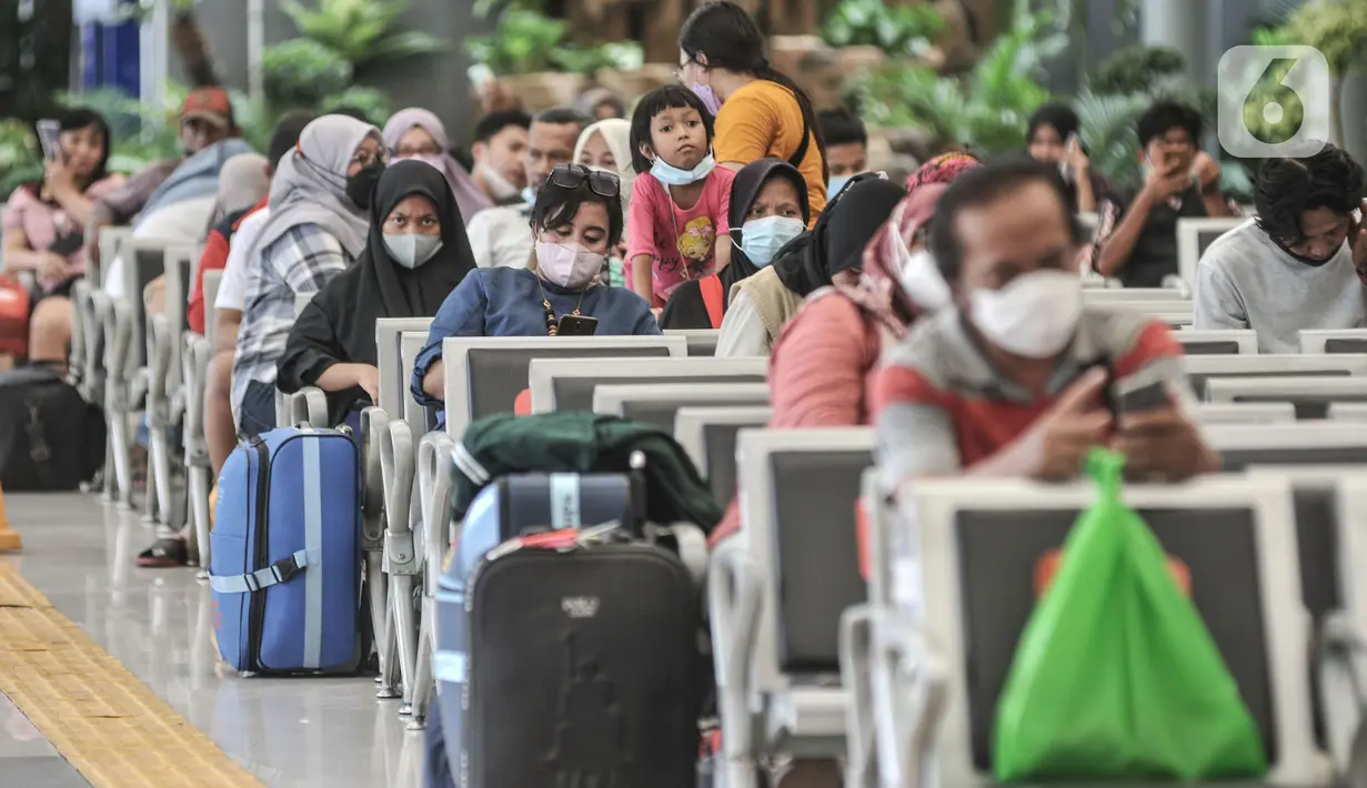 Calon penumpang saat menunggu jadwal keberangkatan kereta api jarak jauh di Stasiun Pasar Senen, Jakarta, Senin (20/12/2021). Jelang libur Natal dan Tahun Baru, kepadatan penumpang kereta api jarak jauh mulai terlihat di Stasiun Pasar Senen. (merdeka.com/Iqbal S. Nugroho)