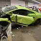 Kedua supercar itu dilaporkan sedang adu balap drag sebelum insiden terjadi.