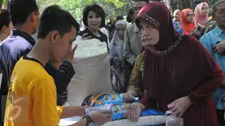 Warga mengantri untuk mendapatkan beras dan daging murah, Jakarta, Minggu (21/6/2015). Operasi Pasar diluncurkan Kemendag untuk membantu warga mendapatkan beras dan daging murah saat Ramadan. (Liputan6.com/Herman Zakharia)