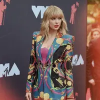 Taylor Swift memiliki gaya girl next door yang tak terbantahkan. Cobalah untuk mengaplikasikan gaya busana Taylor Swift dengan printed blazer yang menambah keseruan gaya. [Foto: Instagram/ Taylor Swift]