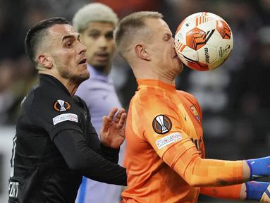 Barcelona harus puas bermain imbang 1-1 kontra Eintracht Frankfurt dalam partai leg pertama perempat final Liga Europa 2021/2022 yang dihelat di Deutsche Bank Park, Jumat (8/4/2022).  (AP/Michael Probst)