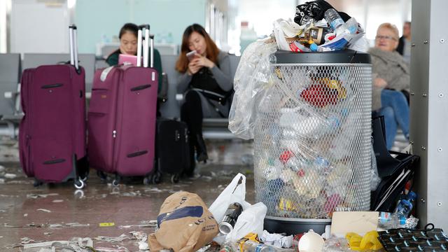 20161201-Petugas Kebersihan Mogok, Bandara di Spanyol Penuh Sampah-Barcelona