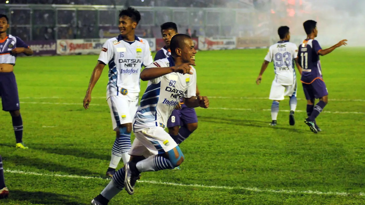 Penyerang Persib, Tantan berlari merayakan golnya ke gawang PSGC saat laga persahabatan  segitiga di Stadion Galuh Ciamis, Minggu (10/4/2016). Laga ini dimenangkan Persib 5-1.  (Liputan6.com/Helmi Fithriansyah)