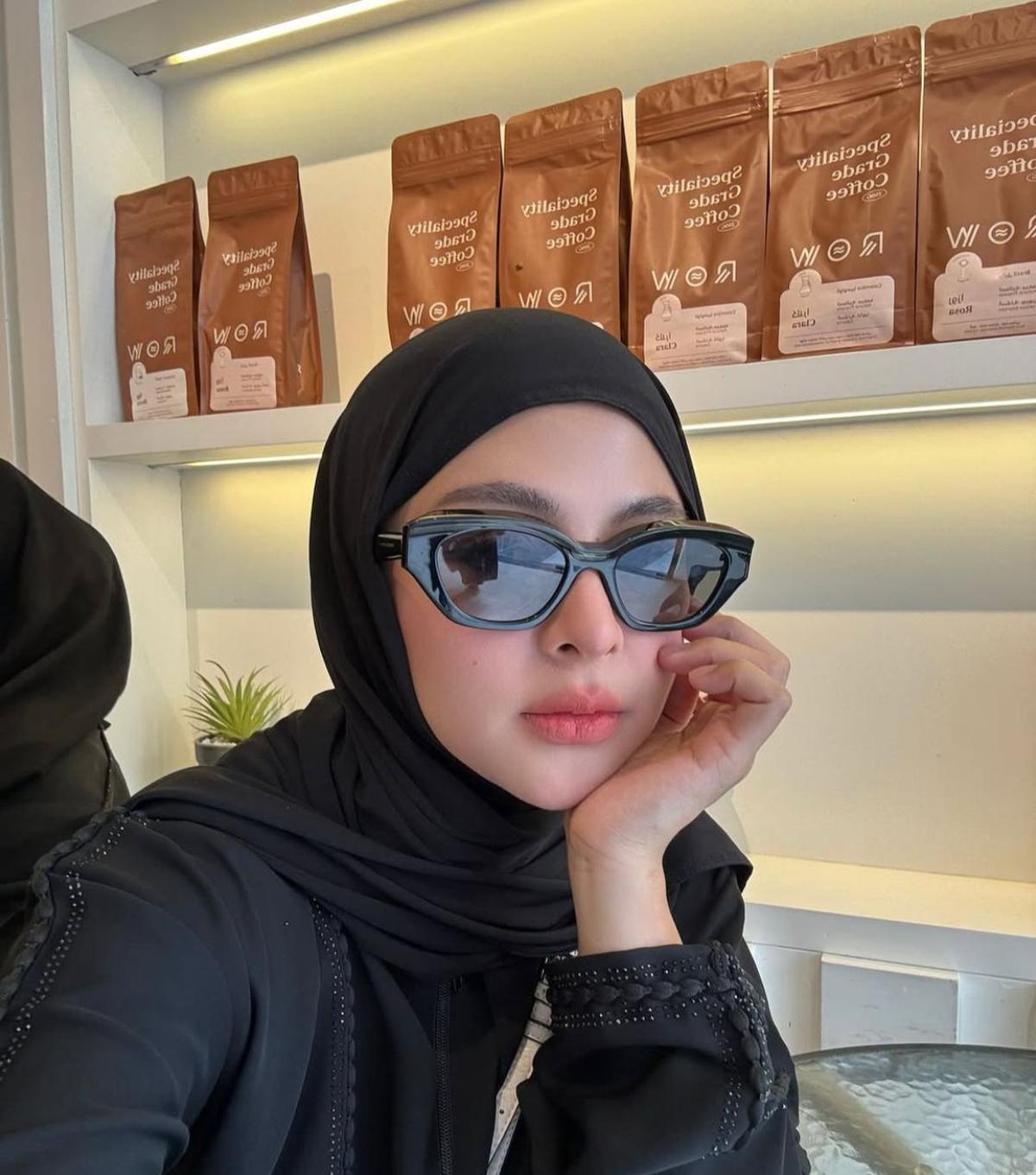 7 Potret Thya Sethya saat Pakai Hijab setelah Tinggalkan MMA, Sempat Tampil Bercadar Ketika Umroh