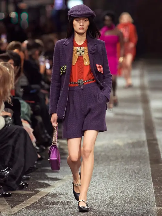 Direktur Kreatif Virginie Viard ingin memberi penghormatan kepada kreativitas unik Manchester, yang melahirkan dunia musik yang sangat inovatif pada tahun 1970an dan 1980an. The Smiths, Joy Division, New Order, lalu di tahun 90an, Oasis, talenta-talenta post-punk, new wave, dan Brit pop menjadikan kota mereka kiblat musik. [Dok/Chanel]