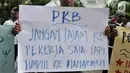 Mantan karyawan PT Bank Maybank Indonesia  menggelar demonstrasi di kawasan Senayan, Jakarta, Senin (11/2). Dalam aksi tersebut, mereka menuntut diantaranya, hentikan PHK akibat restrukturisasi serta penutupan kantor unit kerja. (Merdeka.com/Iqbal S. Nugr