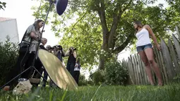 Para fotograper mengambil gambar salah satu gadis petani Bavaria di Tapfheim, Jerman, Rabu (18/6/14). (REUTERS/Lukas Barth)