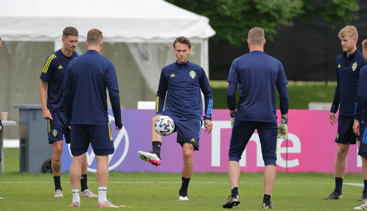 Pemain Swedia Albin Ekdal (tengah) mengontrol bola, selama sesi latihan di Gothia Park Academy di Gothenburg, Swedia, Selasa (22/6/2021).  Laga ini menjadi penentuan bagi kedua negara agar bisa lolos ke babak 16 besar atau fase gugur. (Adam Ihse/TT News Agency via AP)