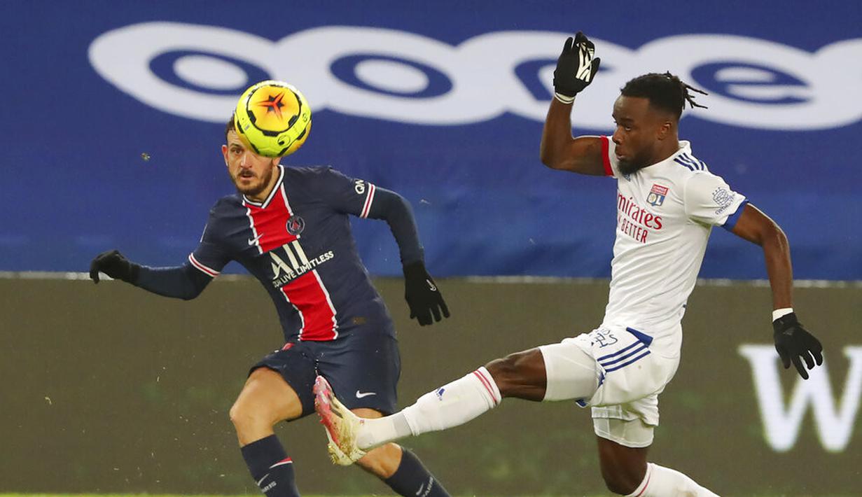 Pemain Paris Saint-Germain Alessandro Florenzi (kiri) berebut bola dengan pemain Lyon Maxwel Cornet pada pertandingan League One di Stadion Parc des Princes, Paris, Prancis, Minggu (13/12/2020). PSG kalah dari Lyon dengan skor 0-1. (AP Photo/Thibault Camus)