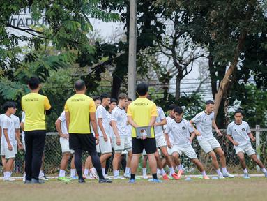 Pemain Timnas Indonesia U-22 menggelar sesi latihan jelang laga melawan Myanmar pada laga terakhir Grup C SEA Games 2025. (Bola.com/Bagaskara Lazuardi)