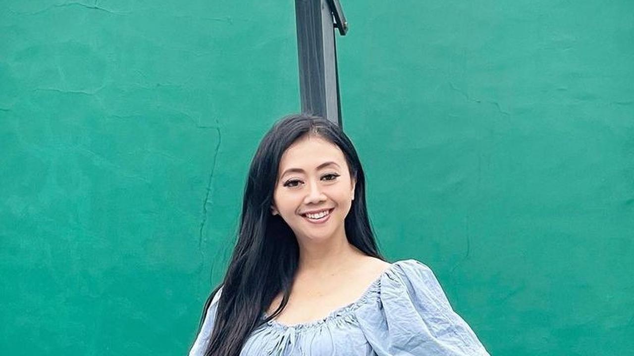 Menjahit sambil menyampaikan siaran di Radio
