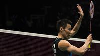 Tunggal putra Malaysia, Lee Chong Wei, menyapa penonton usai kalah dari tunggal India, Prannoy H S, pada laga BCA Indonesia Open di JCC, Jakarta, Kamis (15/6/2017). Chong Wei kalah 10-21 dan 18-21. (Bola.com/Vitalis Yogi Trisna)
