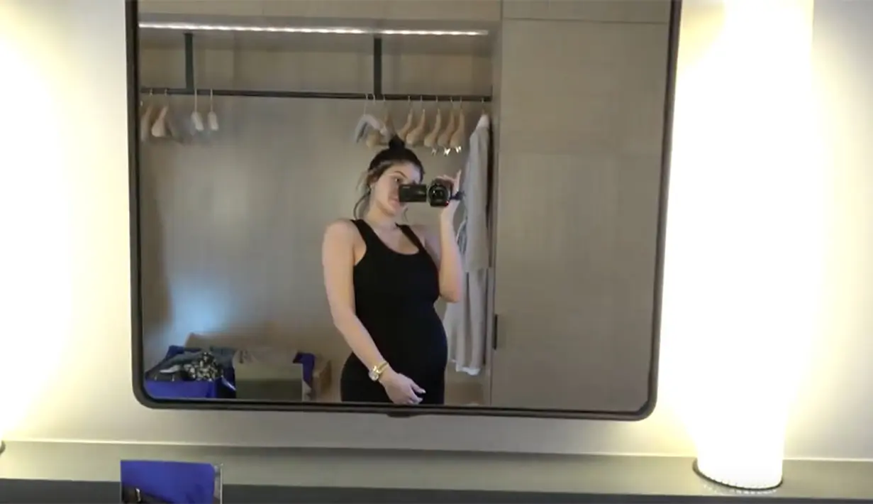 Hal itu membuatnya kaget karena ia tak pernah menyukai makanan itu sebelum hamil dan tak pernah menyantapnya lagi usai melahirkan. (Youtube)