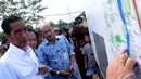 Jokowi langsung memantau detail pembangunan proyek yang terpampang di papan yang tersedia di dekat proyek waduk Kampung Rambutan (Liputan6.com/Andrian M Tunay).