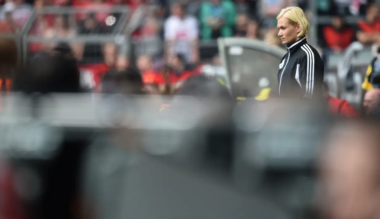 Bibiana Steinhaus sering pula mendapatkan pelecehan-pelecehan baik verbal maupun seksual dalam memimpin pertandingan. Seperti saat berkonfrontasi dengan manajer Bayern Munich, Pep Guardiola pada tahun 2014 saat menjadi ofisial keempat. (AFP/Patrik Stollarz)