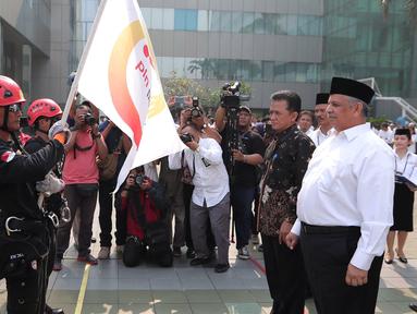Dirut PLN Sofyan Basir (kanan) dan mantan Komisioner KPK, Chandra M Hamzah menghadiri peringatan Hari Listrik Nasional ke-70 di Gedung PLN Pusat Jakarta, Selasa (27/10). Peringatan ini bertema "Bersama Menerangi Nusantara". (Liputan6.com/Angga Yuniar)
