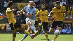 Erling Haaland kembali mencetak gol kala Manchester City bertandang ke markas Wolverhampton dalam pekan ketujuh Premier League 2022/2023, Sabtu (17/9/2022). Haaland mencetak satu gol dan mencatatkan rekok baru di Liga Inggris. (AP Photo/Rui Vieira)