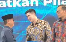 Potret Verrell Bramasta Diserbu Ibu-ibu saat Blusukan ke Karawang, Ada Kejadian Lucu Gerobak Jajanan Roboh