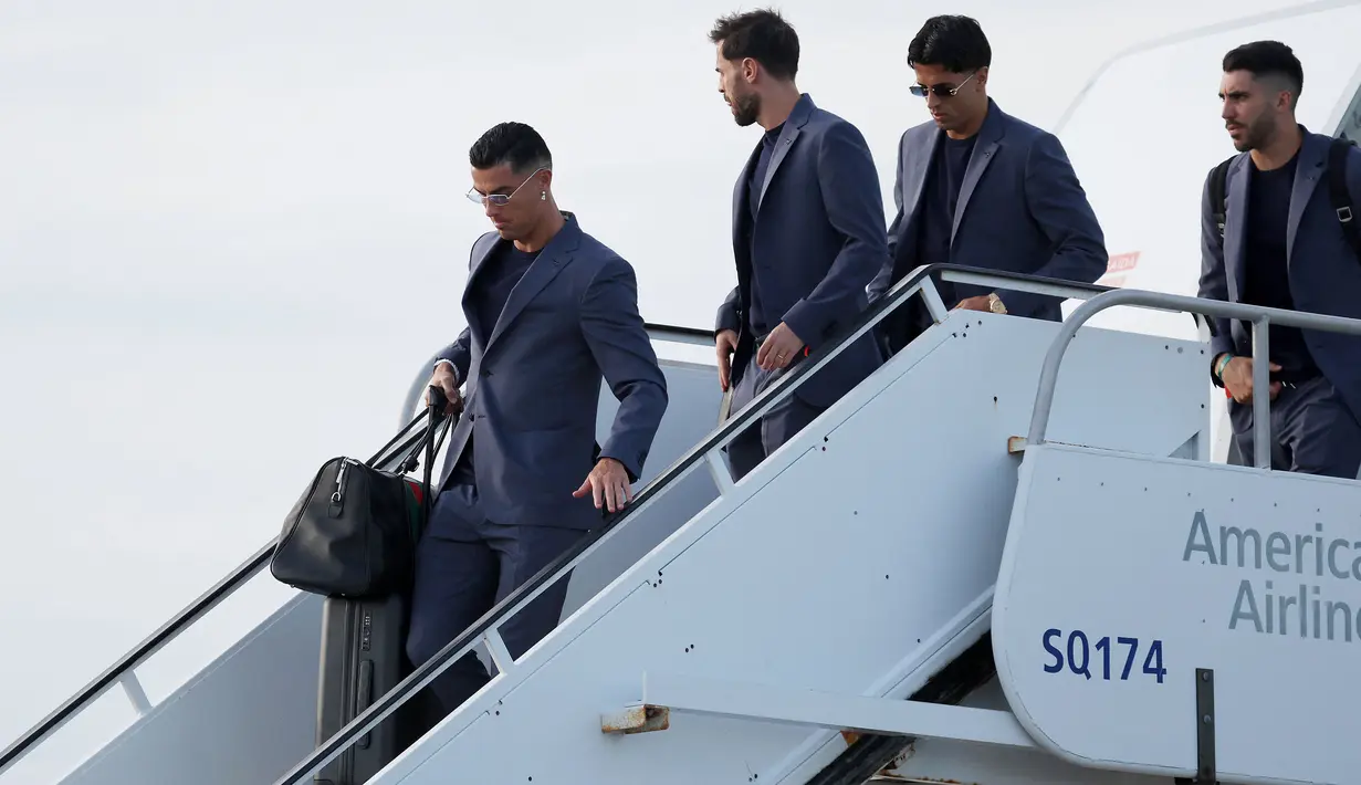 Ronaldo dan sejumlah pemain Portugal mengenakan setelan pakaian yang sama, yaitu blazer berwarna biru tua keabu-abuan dengan dalaman kaos hitam kebirutuaan. (AFP/Getty Images/Leonardo Fernandez)