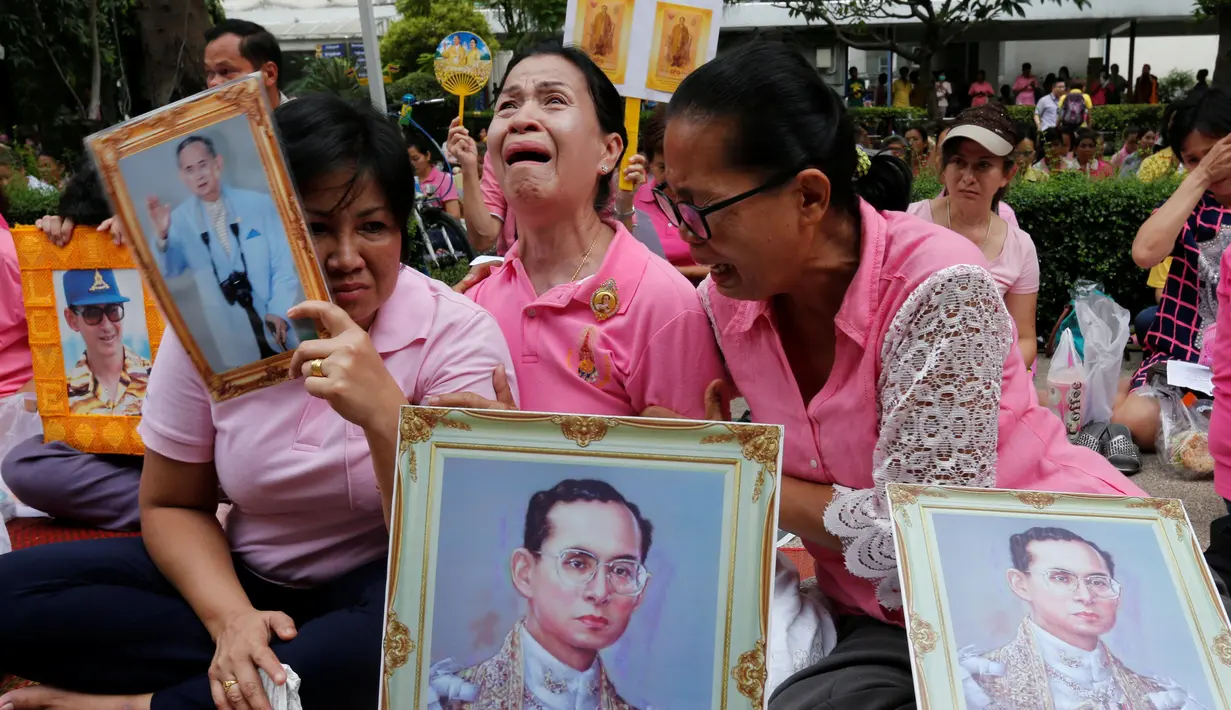 Kesedihan warga saat mengetahui Raja Thailand Bhumibol Adulyadej meninggal di RS Siriraj, Bangkok, Thailand, Kamis (13/10). Pihak Kerajaan menyebutkan Raja Bhumibol meninggal dunia pada pukul 15.52 waktu setempat. (REUTERS / Chaiwat Subprasom)