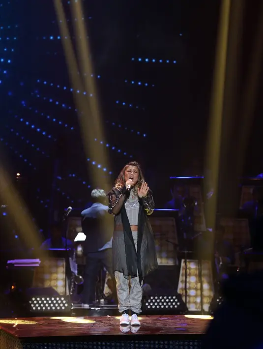 Mengenakan busana koleksi clothing line-nya sendiri, yakni ANYE, Agnez tampak memesona. Sneakers putih yang selalu terpasang di kakinya memulas kesan kasual pada dirinya. (Nurwahyunan/Bintang.com)