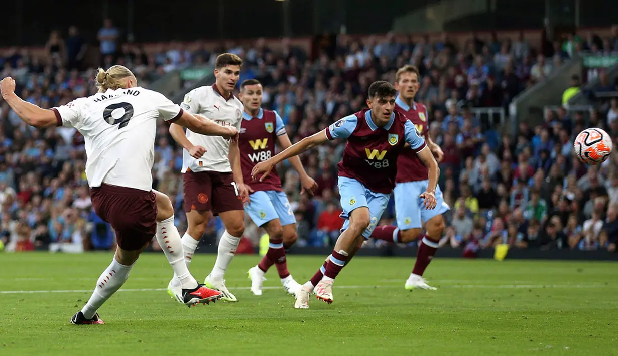 Manchester City langsung menekan Burnley sejak laga dimulai. The Citizens cuma butuh empat menit saja untuk menjebol gawang tim promosi ini. Haaland menceploskan bola setelah menyambar umpan sundulan dari gelandang bertahan Rodri. (Nigel French/PA via AP)
