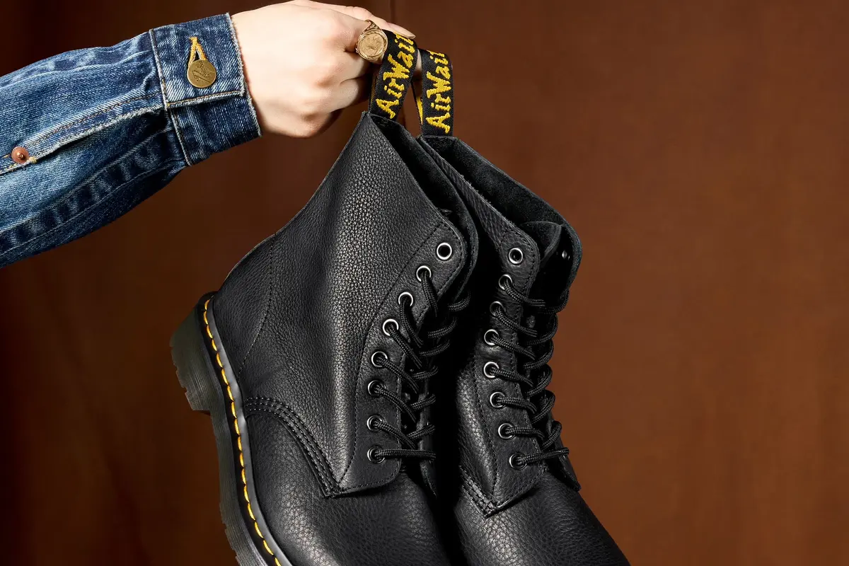 Tidak hanya karena fungsinya yang praktis, tetapi boots juga mampu melengkapi berbagai gaya, baik formal maupun kasual.