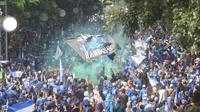 Ribuan masyarakat Bandung memadati jalan-jalan yang dilewati oleh konvoi juara Persib Bandung, Minggu (25/5/2025) pagi WIB. (Bola.com/M. Iqbal Ichsan)