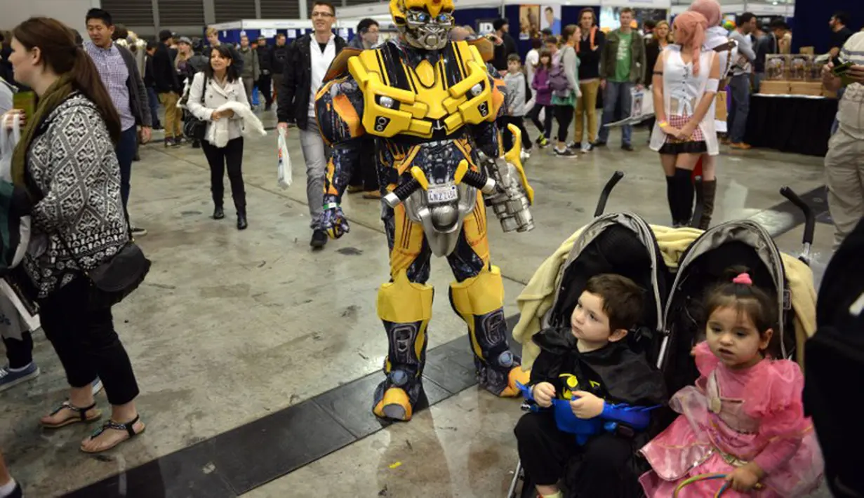 Peserta mengenakan kostum robot bumblebee dalam film 'Transformers' saat mengikuti festival cosplay di Sydney, Australia, Minggu (15/6/14). (AFP PHOTO/Peter Parks)