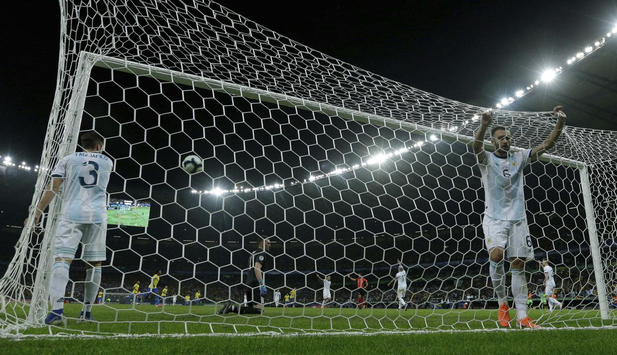 Pemain Argentina, German Pezzella, tampak kecewa usai dibobol Brasil pada laga Copa America 2019 di Stadion Mineirao, Rabu (3/7). Brasil menang 2-0 atas Argentina. (AP/Victor R. Caivano)