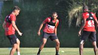 Pemain Persipura, Ricardo Salampessy dkk saat latihan di kusuma agro wisata Batu. (Iwan Setiawan/Bola.com)