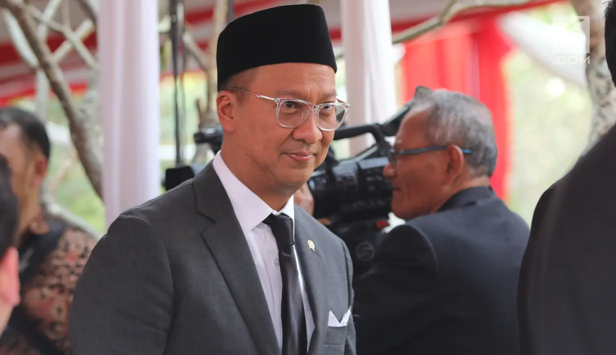 Menteri Sosial (Mensos), Agus Gumiwang Kartasasmita menghadiri pemakaman almarhum Presiden ke-3 Republik Indonesia BJ Habibie di Taman Makam Pahlawan Nasional Utama (TMP) Kalibata, Jakarta, Kamis (12/9/2019). (Liputan6.com/Herman Zakharia)