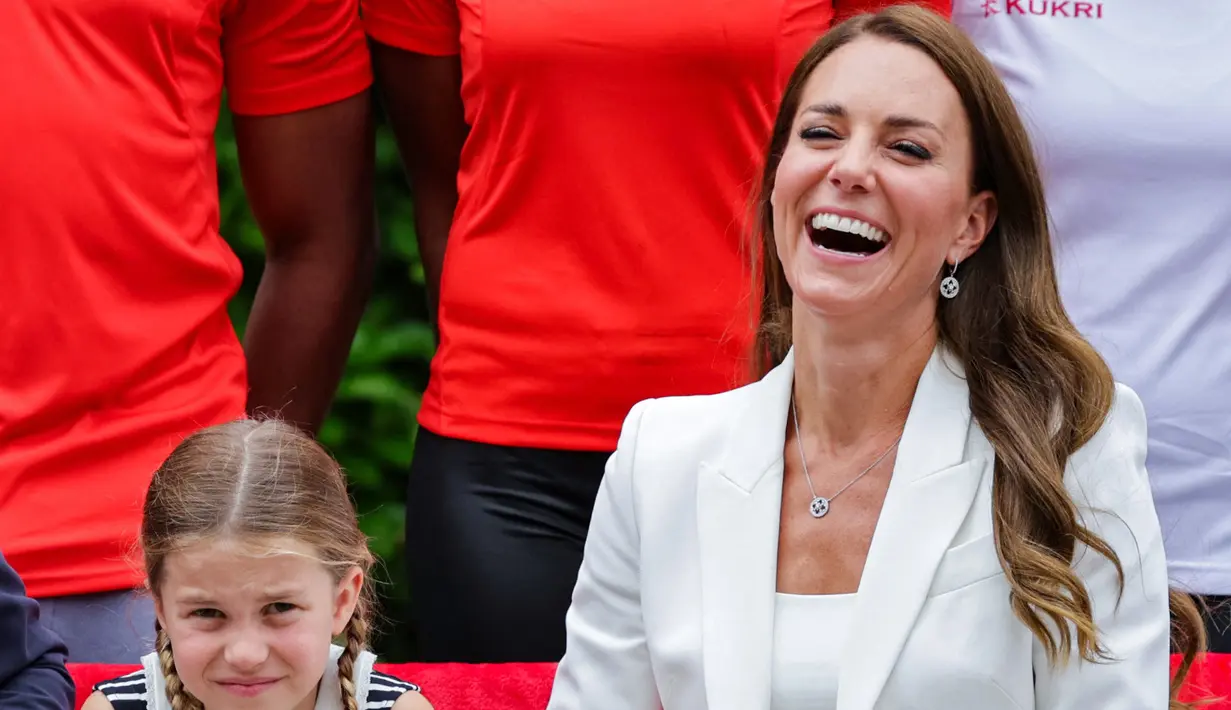 <p>Duke dan Duchess of Cambridge Kate Middleton dan dan Putri Charlotte (kiri) berpose untuk difoto selama kunjungan ke SportsAid House pada hari kelima Commonwealth Games di Birmingham, Inggris tengah (2/8/2022). Ibu tiga anak ini tampil trendi dalam setelan celana putih Alexander McQueen seharga &pound;1.945 untuk acara tersebut, yang pertama kali ia kenakan selama tur Karibia awal tahun ini. (AFP/Pool/Chris Jackson)</p>