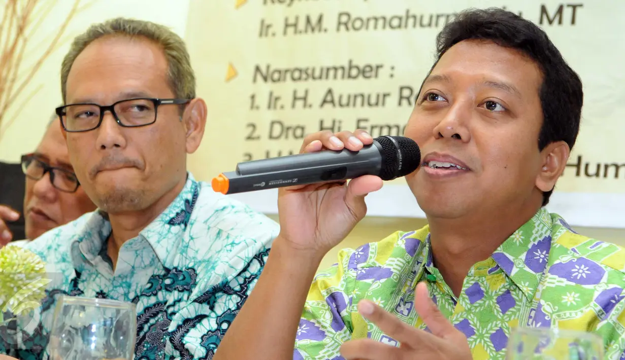 Ketum PPP hasil Muktamar Surabaya, Romahurmuziy (kanan) menyampaikan paparan di Jakarta, (29/12). Ia menyampaikan tren politik dalam negeri pada tahun 2015 diantaranya adalah terciptanya konsolidasi nasional partai politik. (Liputan6.com/Helmi Afandi)