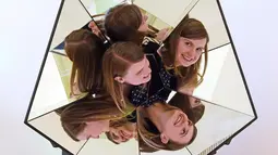 Pengunjung berpose dalam Kaleidoscope selama pameran bertajuk 'Tricked! - The Spectacular Illusion Exhibition' di Kastil Augustusburg di Augustusburg, Jerman, 1 Oktober 2019. Pameran itu menghadirkan karya seniman Meksiko Yunuen Esparza yang mulai dibuka pada 5 Oktober 2019. (AP/Jens Meyer)