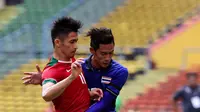 Bek Timnas Indonesia U-22, Gavin Kwan Adsit berusaha merebut bola dari pemain Thailand, Chaiyawat Buran saat bertanding di SEA Games 2017 di Shah Alam, Malaysia (15/8). Indonesia dan Thailand bermain imbang 1-1. (AP Photo / Vincent Thian)