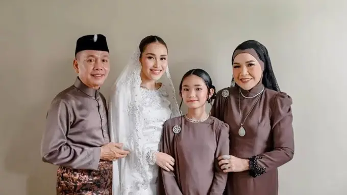 Kini Sudah Remaja, 6 Potret Tampilan Cantik Bilqis Dibalut Baju Kurung saat Dampingi Ayu Ting Ting Tunangan