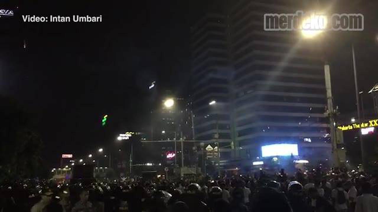 VIDEO: Ketegangan Polisi dan Pendemo di Depan Bawaslu Saat Malam Hari