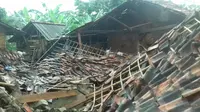 Rumah warga yang rusak akibat angin puting beliung di Bogor. (Liputan6.com/Achamad Sudarno)