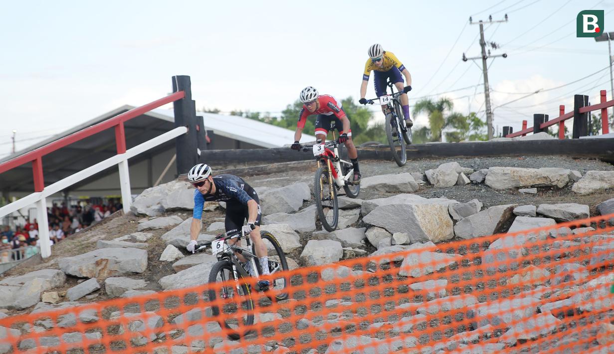 dari kiri, Pembalap Estonia, Kirill Tarassov, pembalap Singapura, Riyadh Hakim dan pembalap Ceko, Simon Nemec, beraksi di UCI MTB Eliminator World Cup 2024 yang digelar di Sirkuit SG 1973, Palangka Raya, Minggu (19/5/2024). (Bola.com/Ade Yusuf Satria)