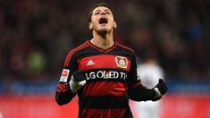 Pada laga Bayern Munchen melawan Bayer Leverkusen minggu lalu ada kejadian menarik ketika bola hasil sepakan Chicharito yang melebar dan membuat Thomas Muller terjatuh.