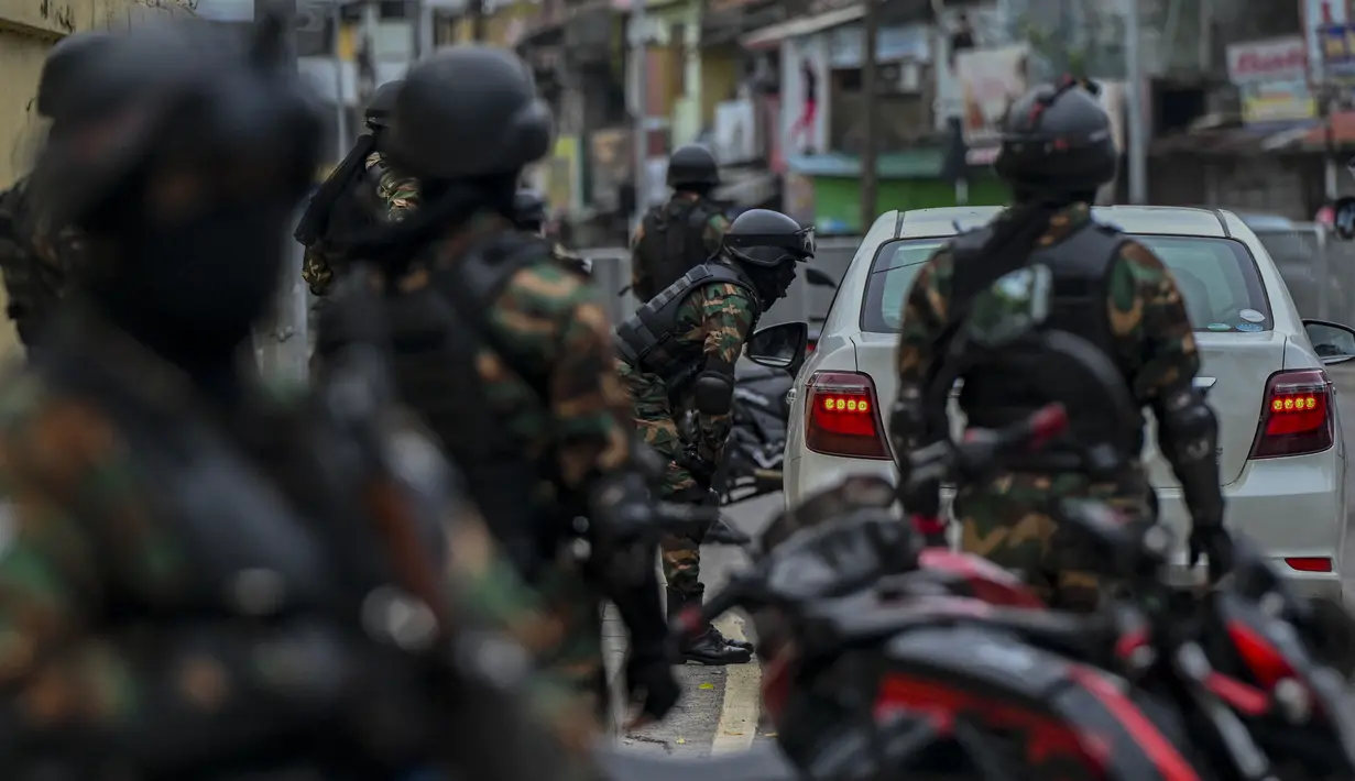 Personel keamanan memeriksa kendaraan di pos pemeriksaan saat negara itu bersiap untuk lockdown di Kolombo, Selasa (25/5/2021). Sri Lanka bersiap menerapkan lockdown ketat selama dua minggu untuk menekan penyebaran corona Covid-19. (ISHARA S. KODIKARA / AFP)