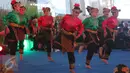 Sejumlah penari membawakan tarian tradisional Indonesia di Terminal 3, Bandara Seokarno Hatta, Tangerang, Senin (15/8). Acara pentas budaya tersebut bertujuan untuk menyambut para penumpang. (Liputan6.com/Angga Yuniar)