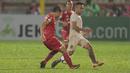 Irfan Jaya (kanan) menutup ruang tembak pemain Persija Jakarta, Ismed Sofyan pada laga Gojek Liag 1 bersama Bukalapak di Stadion PTIK, Jakarta (26/6/2018). Persija dan Persebaya bermain imbang 1-1. (Bola.com/Nick Hanoatubun)